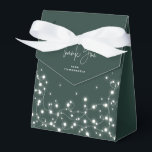 Grönt mousserande Ljus Tack Presentaskar<br><div class="desc">En julkrans av mousserande ljus mot gröntens bakgrund. Skriptteckensnittet "Tack" är en bild - så att den kan storleksändras,  roteras och flyttas. Resten av texten är helt redigerbar. Andra färg,  olika storlekar/former av förmånsbox och samordningsposter finns i min butik.</div>