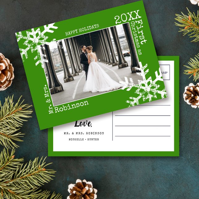 Grönt Nyligen 1:a julfoto Snowflake Helg Vykort (Rustic snowflake newlywed holiday keepsake photo ornament perfect for gifts to bring joy to others.)