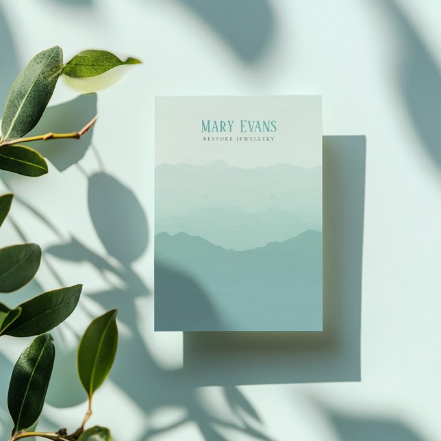 Grönt och blåa platta berg visning kort (Green earring display card featuring a delicate watercolor soft green mountains)