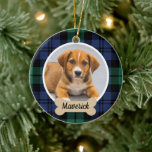 Grönt och Blue Tartan Play Anpassningsbar Hund Pho Julgransprydnad Keramik<br><div class="desc">Perfektens helgdag för hundälskarna i din familj! Den här snyggten festive helgdag-prydnadsföremål innehåller ett favoritfoto av valpen med en hund bennamnskylt som kan vara personlig med namn. Omfattar en strålande, klassisk marin blå och svart jägare av grönt Skottlands tartan med mönstrad bakgrund. Tips! skörd i fotot till ett fyrkantigt format...</div>