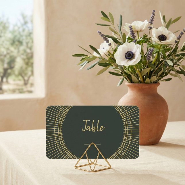 Grönt och bordsnummer vid guld art nouveau placeringskort (Green and gold art nouveau table number place card.)