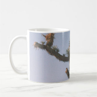 GRÖNT OCH BROTT TRÄD UNDER BLÅ HIMMEL KAFFEMUGG