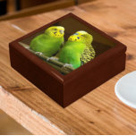 Grönt och Gult Minnesask<br><div class="desc">För fågel älskare! Förvara kryddartiklar,  smycken och andra små keepsaker i den här presentlådan av trä med keramik som innehåller en fotobild av ett par ljusa paraketer för färgad,  grönt och gult,  vanligen kallade Budgies. Markera din presentlåda storlek och färg.</div>