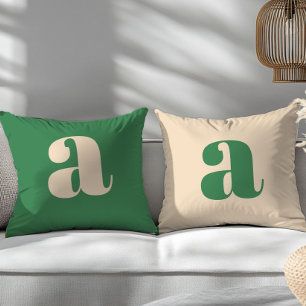 Grönt och krämfärgat retro modern initial  kudde
