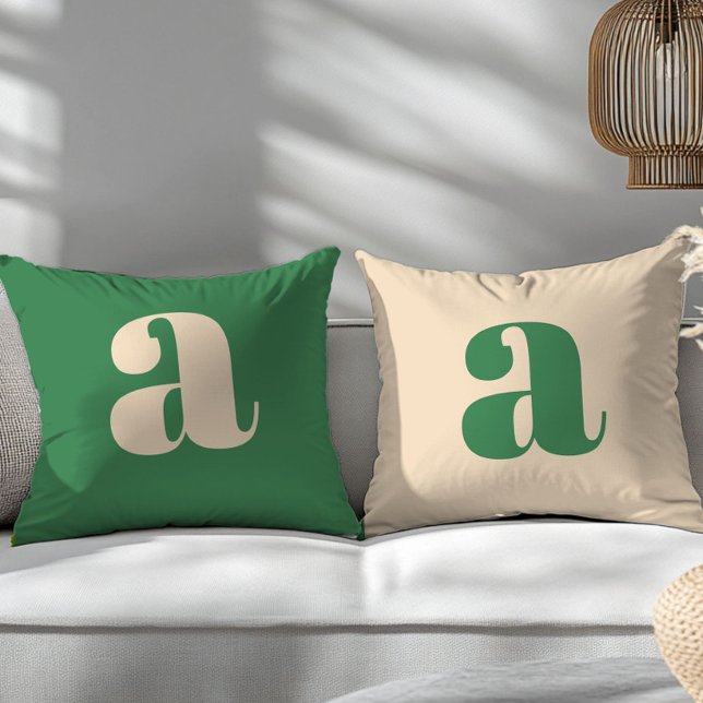 Grönt och krämfärgat retro modern initial  kudde (Skapare uppladdad)