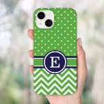 Grönt och marin Chevron Dots Monogram<br><div class="desc">Utformningen av Cute och girly fodral har en blandning av mönster med sött polka dots överst och ett trendig zigzag chevron mönster nedanför, åtskilt med ett koordinerande rugby rand ribbon och personlig med ditt monogram namn eller initial. Så förtjusande! Klicka på Anpassa om du vill ändra typsnitt och färg och...</div>