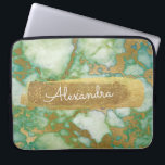 Grönt och marmor med guldolja och Glitter Laptop Fodral<br><div class="desc">Grönt och marmor med guldolja och Glitter Elegant Monogram Namn Fodral. Det här fodral kan anpassas så att det inkluderar ditt första namn.</div>