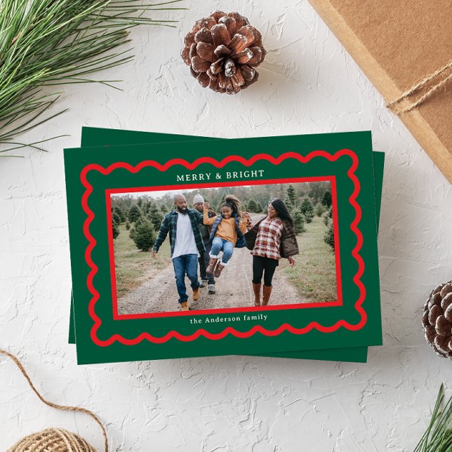 Grönt och Red Simple Scallop Photo Ram Julkort (dark green Christmas holiday family photo card with simple modern text and red scalloped frame)