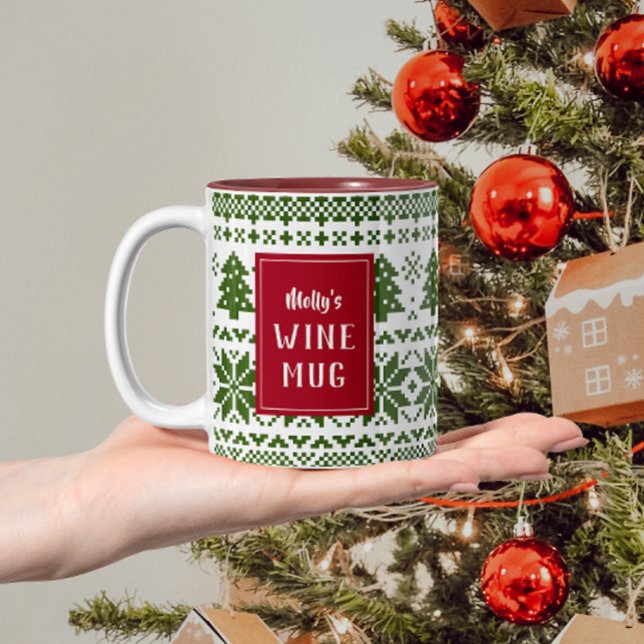 Grönt och Röda Sticka Sötare Personligen Vin Mugg (Christmas mug with pixel sweater pattern in green and personalized text on both sides)