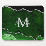 Grönt och Silver Marble Agate Musmatta<br><div class="desc">Den här musmattan har en elegant och en glamorös marmorbakgrund med geode gemstone-detaljer och faux silver glitter-accents. Monogrammet kombinerar handskript och modernt sans serif typsnitt för ett klassigt och sofistikerat utseende. Detta kommer att bli den idealiska presenten eftersom den kan anpassas med namn och en början. De djupa gröntarna gör...</div>