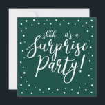 Grönt och vit | 60:e överraskande Födelsedagsfest Inbjudningar<br><div class="desc">Fira din speciella dag med den här vita och grönt moderna överraskningsmallen födelsedagsfest inbjudan. Den här designen har chic guld texturerad calligrafi och konfirmabakgrund. Du kan anpassa texten till valfri födelsedag eller alla händelser. (21:e,  30:e,  40:e,  50:e,  60:e,  70:e,  80:e,  90:e,  100:e)</div>