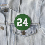 Grönt och vit Idrottsman Jersey-nummer Knapp<br><div class="desc">Skål på ditt favoritlag, fotbollsspelare eller visa upp ditt pride med en anpassningsbar personlig-spritknapp! Anpassa med en spelares jersey-nummer eller annan anpassningsbar. Perfekt för fotboll, basket, baseboll och fotbollsspel! Skapa anpassningsbar stift för hela teamet, cheerleadership, föräldrar och syskon till bära på speldagen. Klicka på Anpassa om du vill ändra typsnitt...</div>