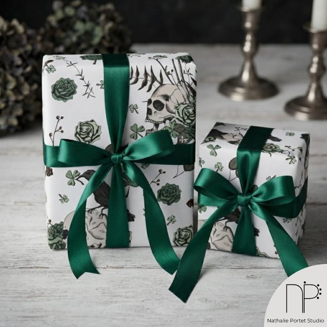 Grönt och vitt dödskalle-mönster St Patricks Day G Presentpapper (Hand-drawn green and white skull clover St Patricks Day wrapping paper for alternative edgy gifts.)
