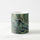 Grönt Peacock (Emperor) Moth av Vincent van Gogh Kaffemugg<br><div class="desc">Underbar Peacock Moth eller Emperor Moth av Vincent van Gogh är en vintage bra konst post impressionism naturmålning. En stor kejsare Moth flyger mellan blommorna och växterna i en trädgård. Van Gogh använde fjärilar i sitt verk som en symbol för hopp. Dödens huvud Moth är nattligt och sällan synt. Bakom...</div>