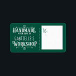 Grönt Personlig Handmade med Kärlek i Workshop Adressetikett<br><div class="desc">Märk dina handgjorda julklappar och hemgjorda julklappar med din egen personlig "handgjord med kärlek i verkstadsetiketter". Utformningen har en dekorativ hjärteformgivning gräns ram med "handgjord med kärlek i verkstad" som visas i en vintage stil-text och personlig med namn för ett verkligt personlig. Du kan anpassa texten storlekt, teckensnitt och layout...</div>