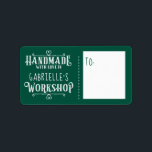 Grönt Personlig Handmade med Kärlek i Workshop Adressetikett<br><div class="desc">Märk dina handgjorda julklappar och hemgjorda julklappar med din egen personlig "handgjord med kärlek i verkstadsetiketter". Utformningen har en dekorativ hjärteformgivning gräns ram med "handgjord med kärlek i verkstad" som visas i en vintage stil-text och personlig med namn för ett verkligt personlig. Du kan anpassa texten storlekt, teckensnitt och layout...</div>