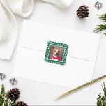 Grönt Pet Hund Paw Skriv ut Mönster Helgdag Photo Fyrkantigt Klistermärke<br><div class="desc">Fyrkantig helgdag-fotodekdesign för hundälskare innehåller ett favoritfoto av hund (eller katten) med ett vitt tass avtryck mönster på grönt ram. Tips! skörd i fotot till ett fyrkantigt format innan du överför det till platsen.</div>