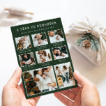 Grönt Photo Collage Modern Helgdag Card Julkort<br><div class="desc">Grönt Photo Collage Modern Helgdag Card. Höj dina hjärtliga känslor med chicen "Ett år att komma ihåg"-fotokort för personlig, helgdag. Den här snyggtens nyckelnamn, som innehåller ett typsnitt för vintage och ett blanksteg för 8 familjefotografier, är en perfekt blandning av nostalgi och stil. Den vita texten på gröntens bakgrund förstärker...</div>