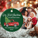 Grönt PHOTO FÖR Lastbil-, första jul Julgransprydnad Keramik<br><div class="desc">Modern penselskript Vår första jul i vårt nya hemornament inkluderar Watercolor Vintage Red Lastbil med Julgran. Skogens Grönt - bakgrund. Foto bakåt.</div>