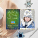 Grönt Photo Hanukkah Menorah Peace Kärlek Light Ty Julkort<br><div class="desc">"Fred, kärlek och ljus." En lekfull, modern, konstgjord illustration av boho mönster-ljus på en menorah hjälper dig att vaktera helgdag av Hanukkkah, tillsammans med den anpassningsbar bild du väljer. Blåljus med färglöst faux foil mönster täcker över en rik, djup grönt blå texturerad bakgrund. Faux guld foil konetti ger ram kortet....</div>