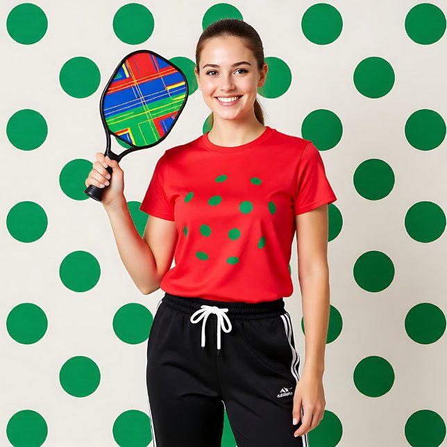 Grönt pickleball hål på rött T-Shirt (Green pickleball holes on red T-Shirt)