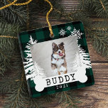 Grönt Play Rustic Gräs Träd Hund Bone Pet Photo Julgransprydnad Keramik<br><div class="desc">Rustic farm resh Julgranar pet ild Photo Keepsak ornament. Ornamenten kan anpassas med djurets namn,  året och fotot. gröntens schackbräde visade bakgrund med träd och snöflingor. Husets namn visas på ett vitt hund ben. Bild efter Moodthology Papery.</div>