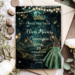 Grönt Quinceañera (skogen Emerald ) Spara Datumet<br><div class="desc">Anpassa den här fantastiska Quinceañera/Sweet 16-årsdagen för att spara datumet enkelt och snabbt. Klicka bara på Redigera med Design Verktyg om du vill redigera texten ytterligare, ändra teckensnittet stilar och teckensnittet färg. Med en flicka klädd i en annalkande grönt-klänning och en förtrollad skogsbakgrund. Smögorna, quince-flickan och krona är rörliga, flexibla,...</div>