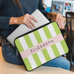Grönt Rand, Linjer, stripe Mönster, ditt namn Laptop Fodral<br><div class="desc">Elegant,  snyggt och sofistikerat rand i grönt och vitt färg. Modern gåva och trendig,  perfekt för rand älskare i ditt liv. Anpassa genom att lägga till namn,  smeknamn,  monogram eller initialer.</div>