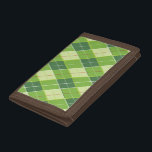 Grönt Red argyle diamant plaid golf<br><div class="desc">Grönt Red argyle är en pläterad golfplånbok. Traditionell golfingargyle (argyll) diamantmönstrad golfplatta. Perfekt att behålla lite pengar med dina golfklubbar. Designad av www.mylittleeden.com på zazzle.</div>