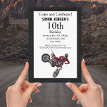 Grönt Red Bike Sports Boy Birthday-inbjudningar Inbjudningar<br><div class="desc">De här inbjudningarna är ett vänligt sätt för din son eller dotters vänner till en födelsedagsfest med en modig cykel. Den här designen har en röd motorcykel i grönten, kortets baksida har ett diamantskyltutseende. ================DESIGN TIP====================Använda anpassningsknappen för att flytta, ändra storlek på texten i inbjudan till kostym efter dina behov....</div>