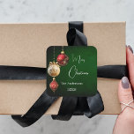Grönt Red guld baubles klassisk jul Fyrkantigt Klistermärke<br><div class="desc">För en julomslutning av party favors eller gåva. Ojämnt fördelad grönt för färgad. Dekorerad med röda och guld.. Anpassa och lägg till ditt namn,  år. Text: God jul</div>