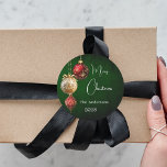 Grönt Red guld baubles klassisk jul Runt Klistermärke<br><div class="desc">För en julomslutning av party favors eller gåva. En ojämn grönt med ojämn färgad. Dekorerad med röda och guld.. Anpassa och lägg till ditt namn,  år. Text: God jul</div>