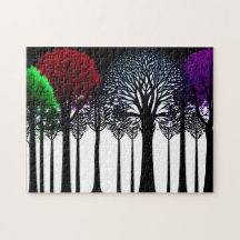 Grönt Red Lila Löv på Black Silhouette Forest