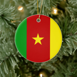 Grönt Red och Guld Flagga i Kamerun med stjärna Julgransprydnad Keramik