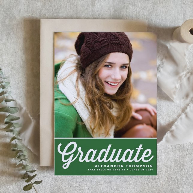 Grönt Retro Fold Typography Photo Studenten Inbjudningar (Personalized Graduation Invitation with Retro Lettering on Green Background – Customizable Photo)