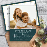 Grönt Roligt Script Modern Photo Minimalist Bröllo Meddelande Vykort<br><div class="desc">Grönt Roligt Skriver Modern Photo Minimalist Bröllop spara datum Announcement Postcard. Låt er familj, vänner och kolleger veta att ni har fastställt ett datum för ert bröllop firande med detta elegant, snyggt och det moderna bröllop spara datum-inbjudan. Alla texterna är i förväg ordnade så att du enkelt och snabbt kan...</div>