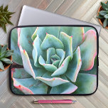 Grönt Rosa Cactus Succult Photo Bold Snyggt Laptop Fodral<br><div class="desc">Drömmen om soliga dagar och en sommarträdgård när man användor denna vackra rosa-tippade, mynta grönt, blomstrande cactus foto neoprene laptop sleeve. Laptop sleeve finns i tre storlekar: 15, 13 och 10 tum. Gör en underbar gåva till någon speciell! Du kan enkelt anpassa det här neoprene laptop sleeve. Var snäll och...</div>