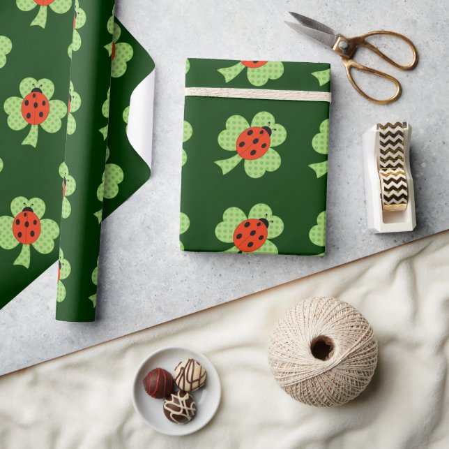 Grönt Shamrock Klöver Ladybug Polka dots mönster Presentpapper (Hantverk)