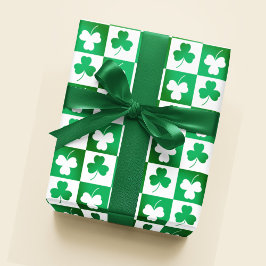 Grönt Shamrock Klöver om Checkerboard Irish Party Presentpapper