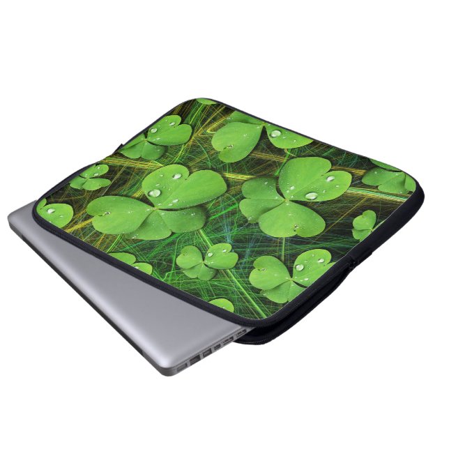 Grönt Shamrock Klöver St patrick's day bärbar dato Laptop Sleeve (Framre botten)