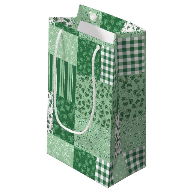 Grönt Shamrocks Faux Patchwork Small Gift Bag (Framsidan Vinklad)