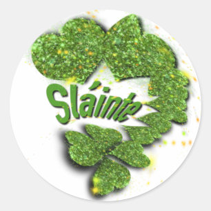 Grönt Shamrocks mousserande hjärtan st patty Shain Runt Klistermärke