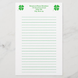 Grönt Shamrocks trimmade i guld, länkade papper