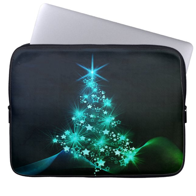 Grönt sken av stjärnor på mörk julgran  laptop fodral (Framsidan)