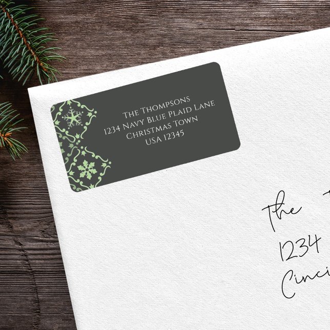 Grönt Snowflake-familjens Returadress Adressetikett (Christmas green snowflake with a grey background return address label. )