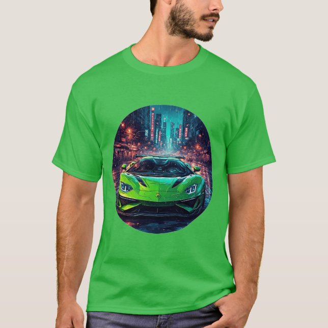 Grönt sportbil på Rainy Neon Street T Shirt (Framsida)