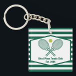 Grönt Stripe Tennis Anpassningsbar Land Klubb<br><div class="desc">Den här klassens moderna nyckelkedja för klubb i land har tennis-rackets och ett boll ovanför ditt tennis-team namn och ett fastställt datum. Grönt och vita strimlade presenter för dina tennisspelare och medlemmar i land klubben.</div>
