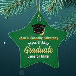 Grönt Student Personlig 2025 Studenten Star Julgransprydnad Keramik<br><div class="desc">Den moderna anpassningsbar-stjärnans julprydnadsföremål i grönt har klassmässig typografi av universiteten eller college namn för 2025-klassen. Anpassa med ditt graderingsår under handskrivet skript för chic och svart graderingshölje för en student-gåva med underbar personlig</div>
