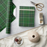 Grönt Tartan Mönster Presentpapper<br><div class="desc">Denna snyggt som omsluter papper är perfekt att omkullkasta presenter för födelsedagar,  babyduschar,  möhippor och många andra speciella tilldragelser. Utformningen har en grönt tartan mönster som kommer att vara säker på att den speciella personen wower. Matchande objekt finns i samlingen.</div>