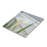 Grönt Thumb Garden Plant White Calla Lily Flower Kakelplatta<br><div class="desc">Ceramisk platta med Grönt Thumb Garden Plant White Calla Lily Flower Photo original-fotografi och välj produktsamling med TheFabricSeal print on demand shop shop på Zazzle.com #ZazzleMade https://www.zazzle.com/store/thefabricseal TheFabricSeal ©️ Original. Dessa nya designade rutor för anpassningsbar kommer att kombineras och fungera underbart när de monteras ihop för att bilda en mängd...</div>